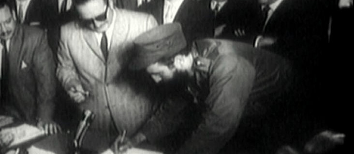 Fidel Castro firma como primer ministro de Cuba el 16 de febrero de 1959