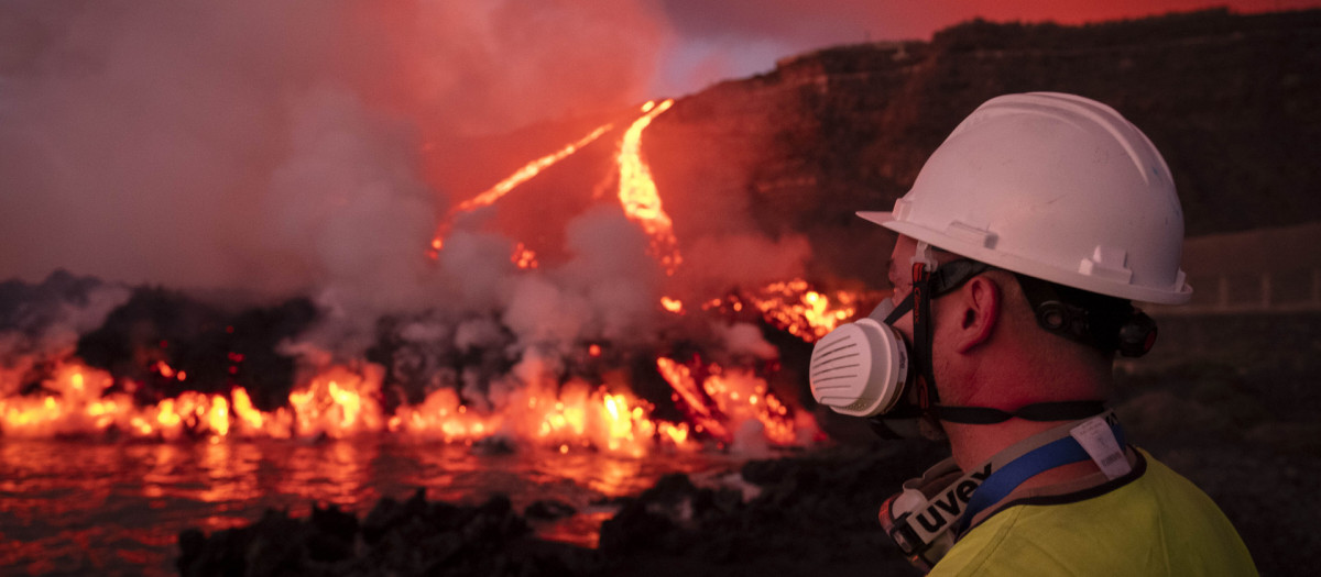 Coladas del volcán de Cumbre Vieja llegando al mar