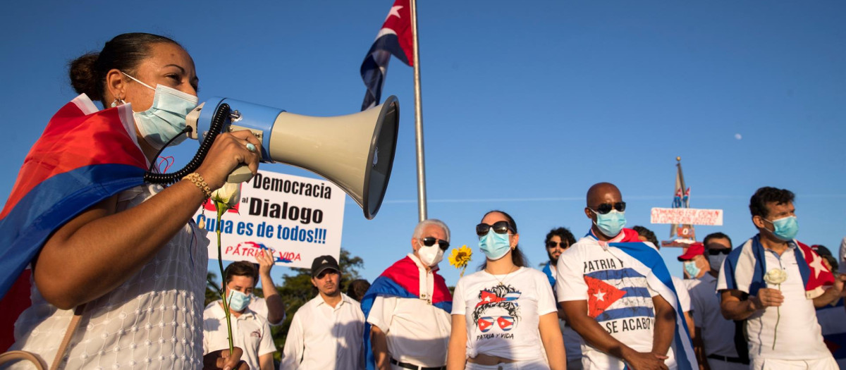 Un grupo de cubanos residentes en República Dominicana protesta contra el gobierno cubano, el lunes en Santo Domingo