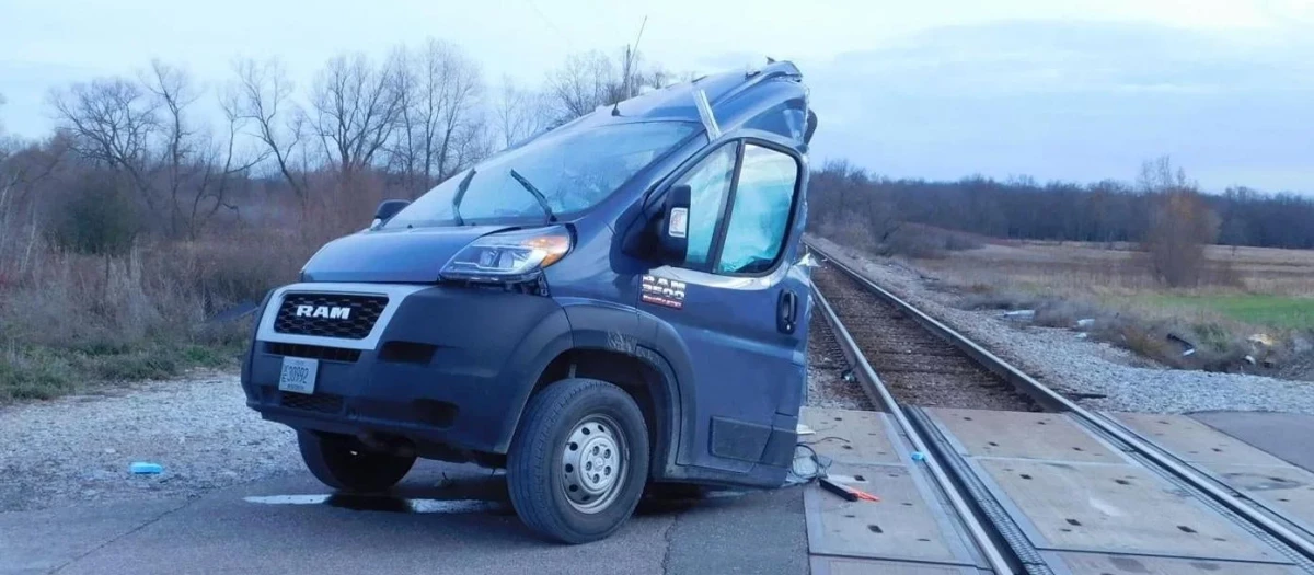 El conductor pudo salvar la vida al sacar de la vía la parte delantera de su furgoneta