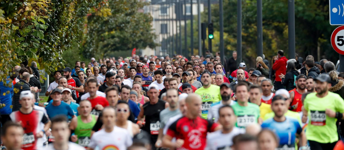 Atletas populares corriendo por las calles de la capital donostiarra durante la Behobia-San Sebastián, cuyo vencedor ha sido el atleta guipuzcoano Eneko Agirrezabal