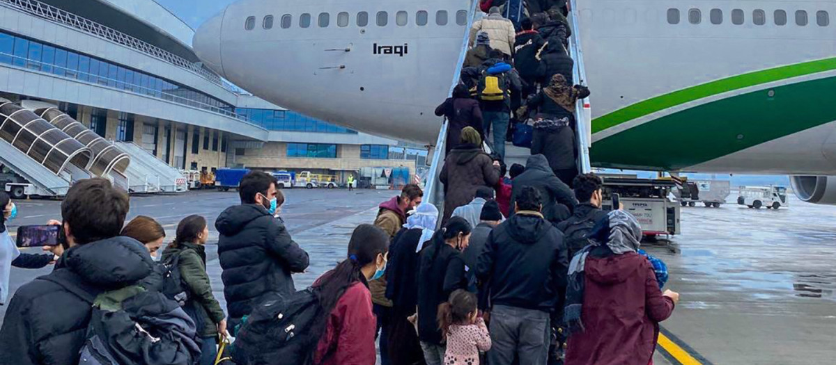 El primer avión de repatriación de migrantes fronterizos