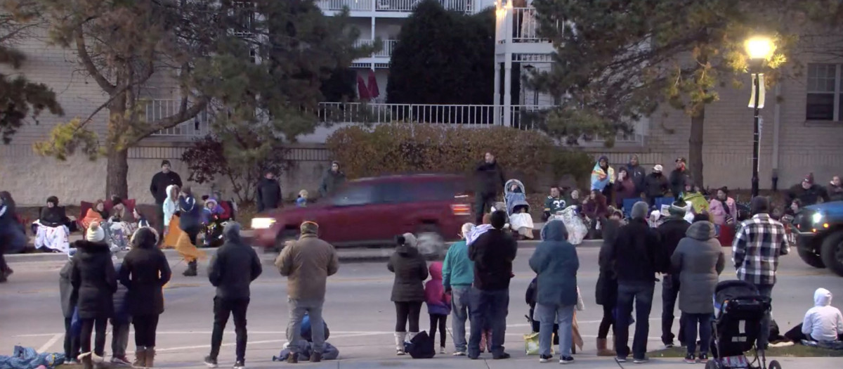 La furgoneta roja que arrasó con los miembros del desfile navideño en Wisconsin
