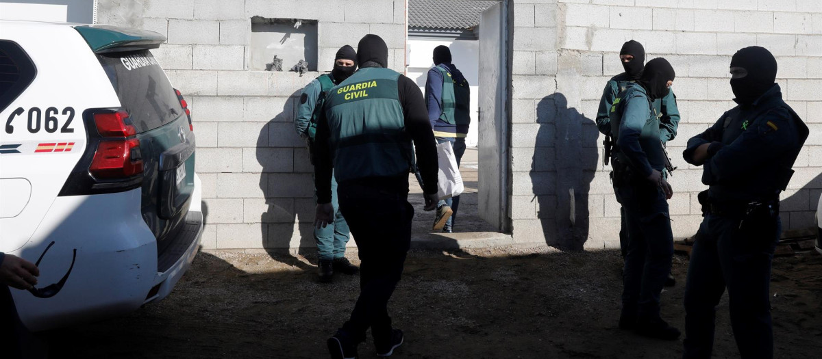 Agentes de la Guardia Civil durante uno de los registros realizados en la Línea de la Concepción