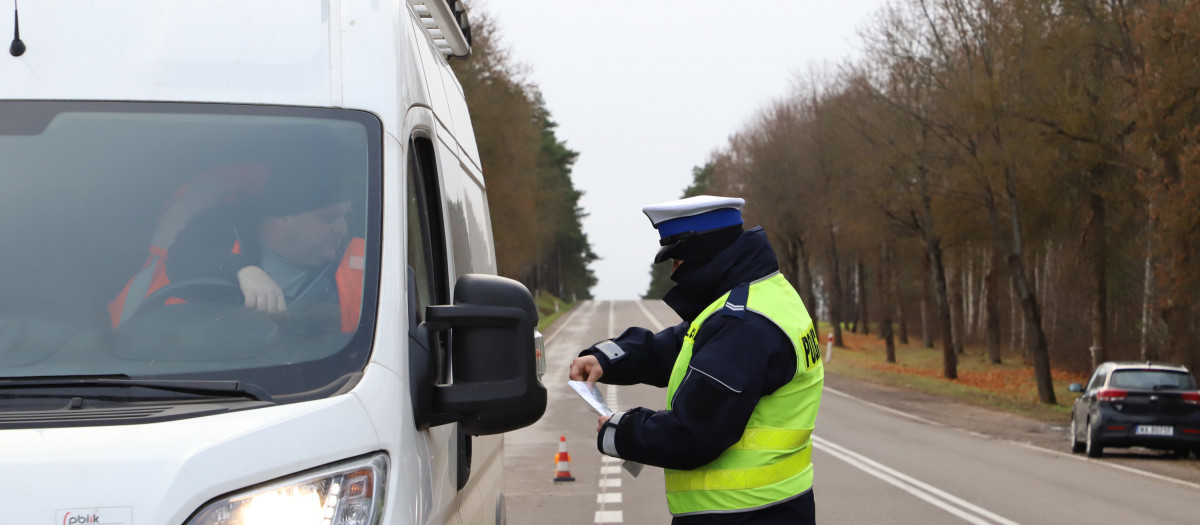 Policía revisando la documentación para acceder a Kuźnica