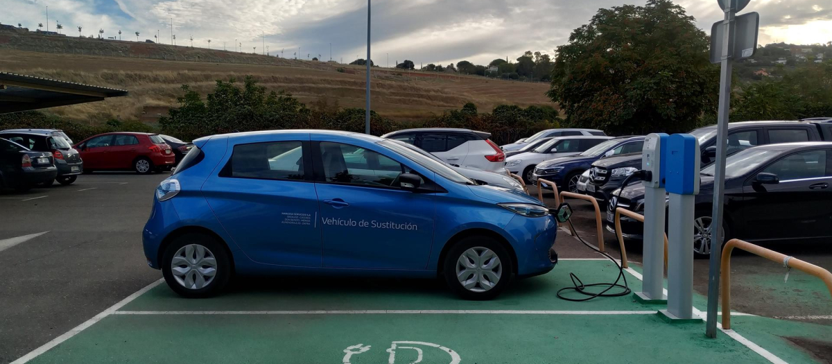 Un coche eléctrico carga su batería en la electrolinera del complejo cultural San Francisco de Cáceres