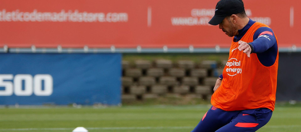 El entrenador argentino, Diego Pablo Simeone, en un entreno previo a la Liga de Campeones