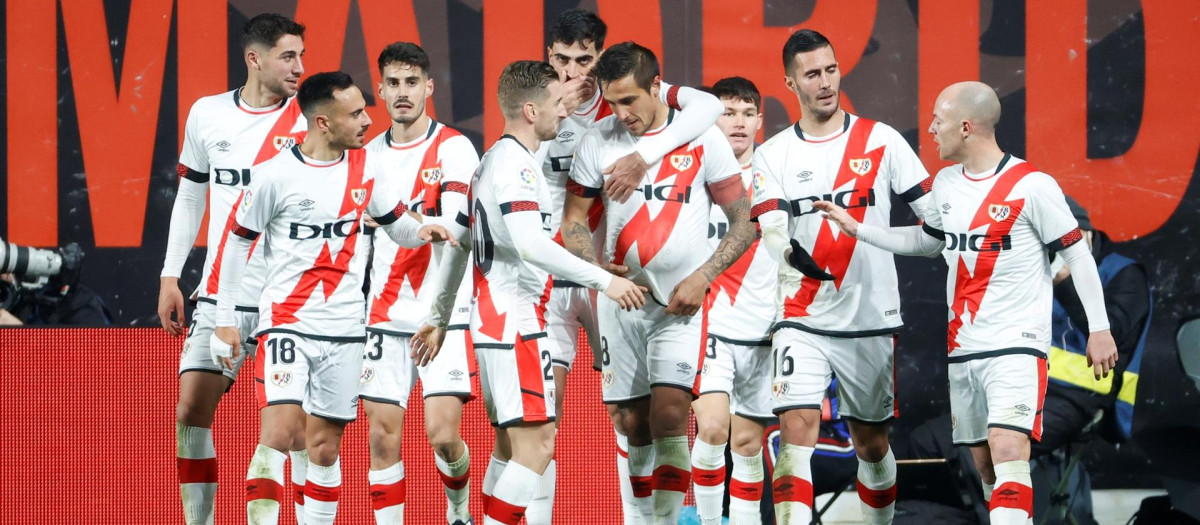 Los jugadores del Rayo celebran uno de los goles de esta temporada en Vallecas, su fortín donde no conocen la derrota