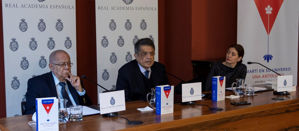 Rogelio Rodríguez, director de la Academia de la Lengua Cubana, Sergio Ramírez, Premio Cervantes, y Pilar Reyes, directora editorial de Alfaguara