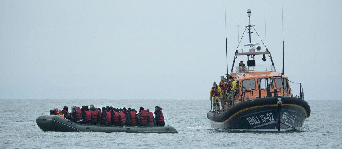 La policía costera intercepta y asiste a un barco de migrantes en el Canal de la Mancha, foto de archivo