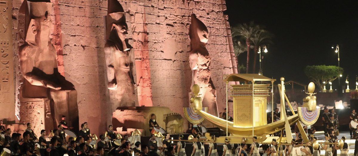 Luxor (Egypt), 25/11/2021.- Actors carry a golden boat as they parade during the opening ceremony of the Avenue of Sphinxes at the ancient Temple of Luxor, in Luxor, Egypt, 25 November 2021. The 3,000-year-old ancient promenade Avenue of Sphinxes (El Kebbash Road) was opened to the public after years of restauration with a grand ceremony. (Egipto, Roma) EFE/EPA/KHALED ELFIQI