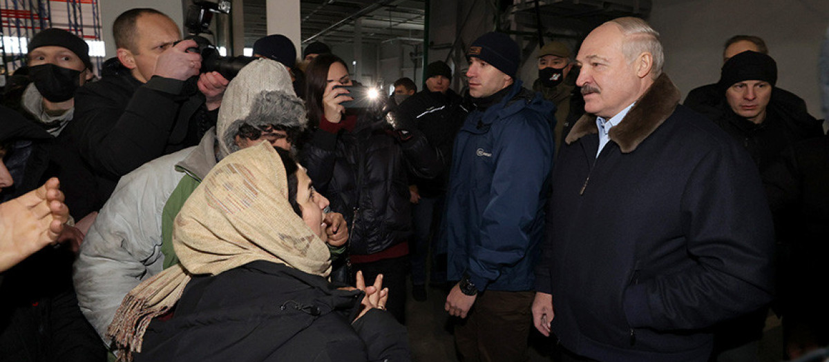 Aleksandr Lukashenko en visita migrantes en la frontera