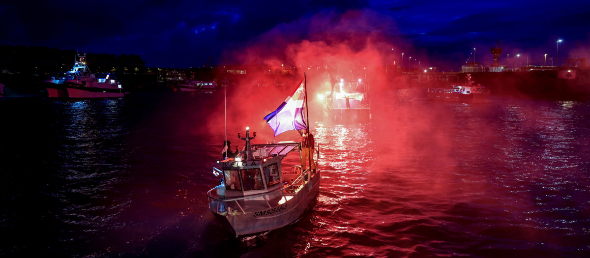 Barcos de pesca franceses bloquean la entrada al puerto de Saint-Malo