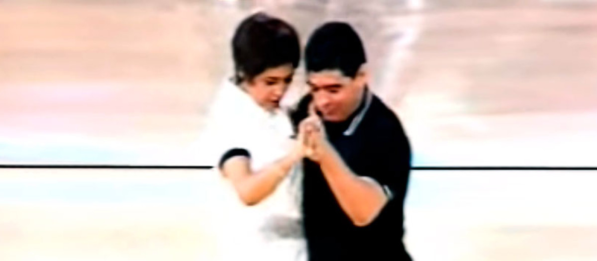 Isabel Gemio y Diego Armando Maradona, durante su baile en 'Sorpresa, sorpresa'