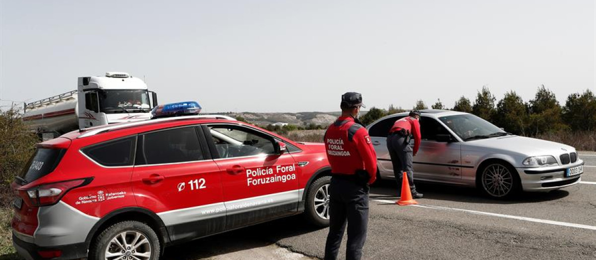 Agentes de Policía Foral durante un control de carreteras