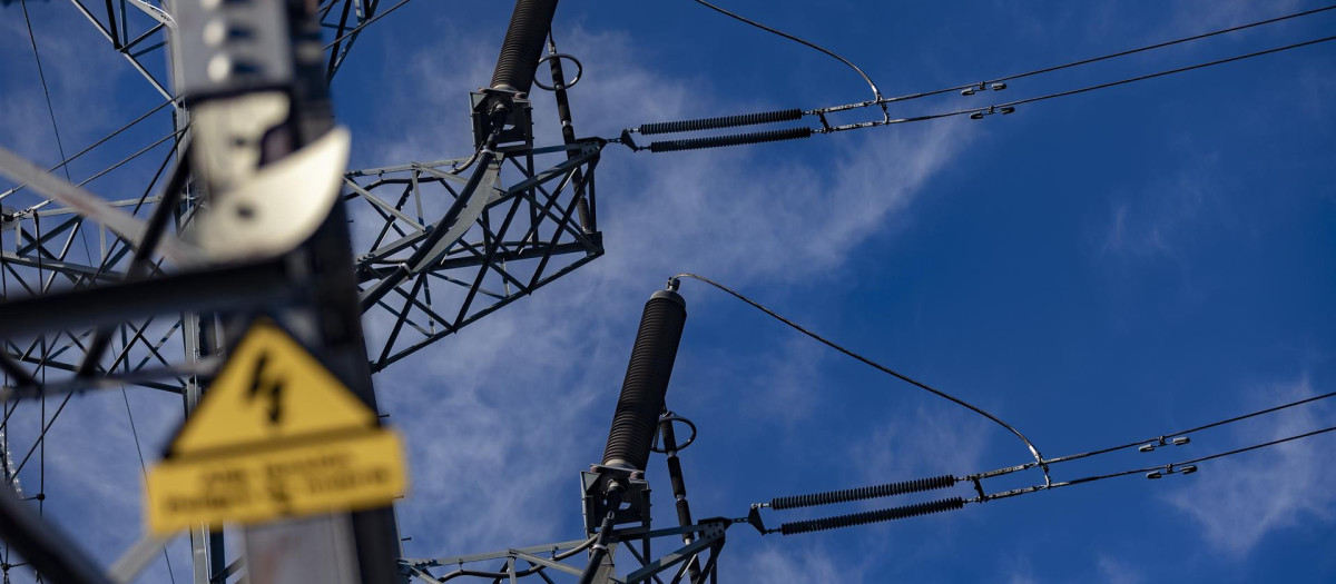 Una torre eléctrica de alta tensión