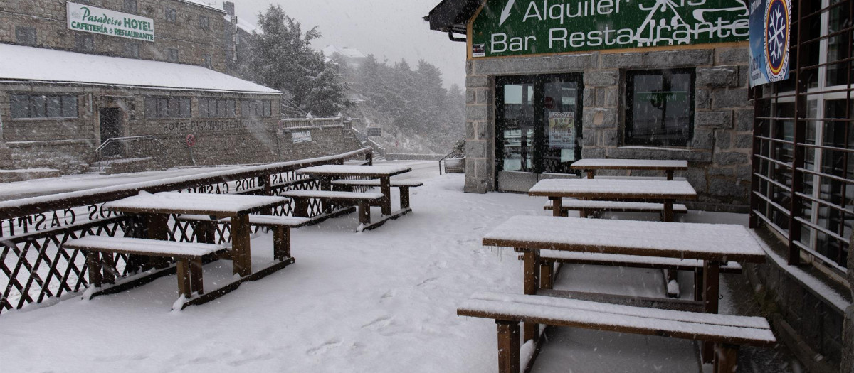 Un bar-restaurante afectado por el temporal de nieve en el Puerto de Navacerrada