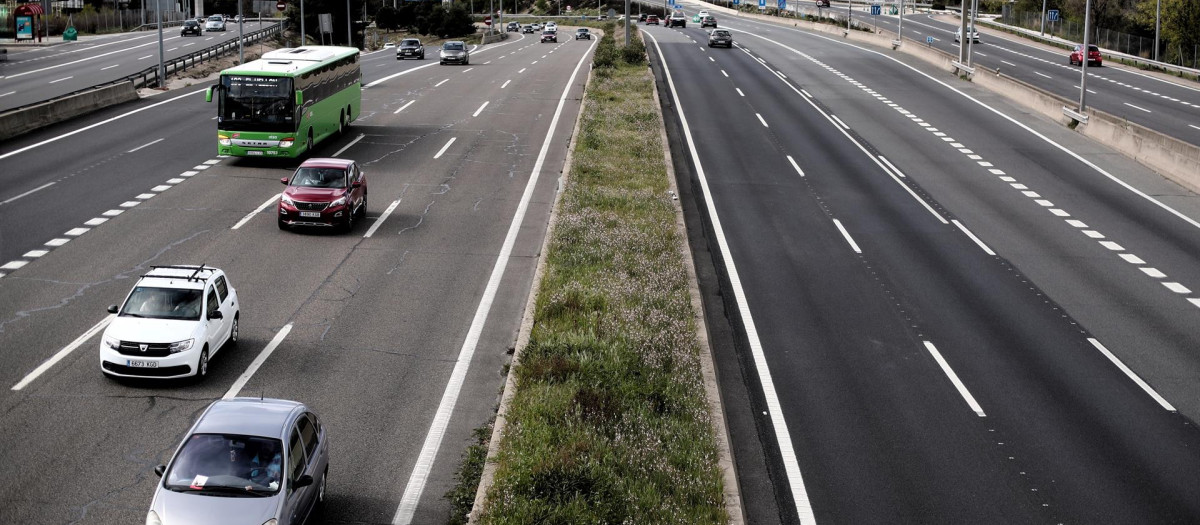 Archivo - Varios coches en la carretera A-1