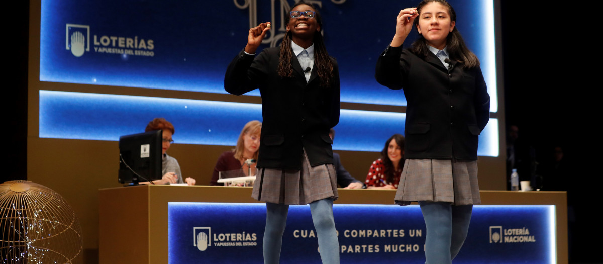 Las niñas del colegio de San Ildefonso mostrando las bolas del premio Gordo en 2019