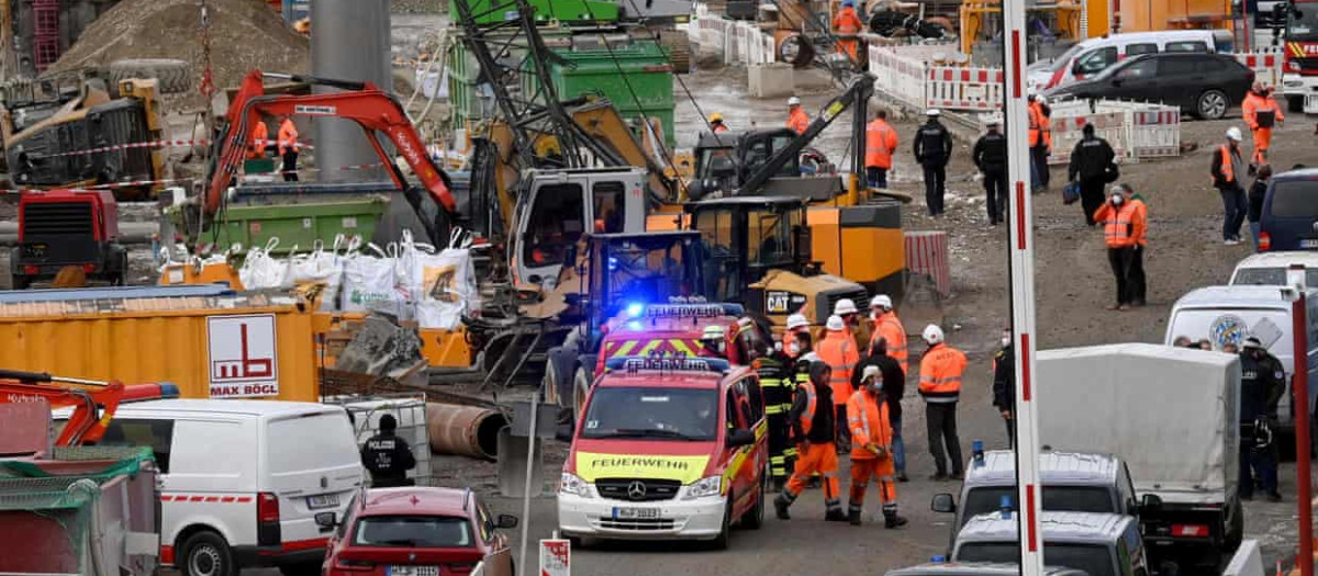 Los servicios de emergencia acuden al escenario de la explosión