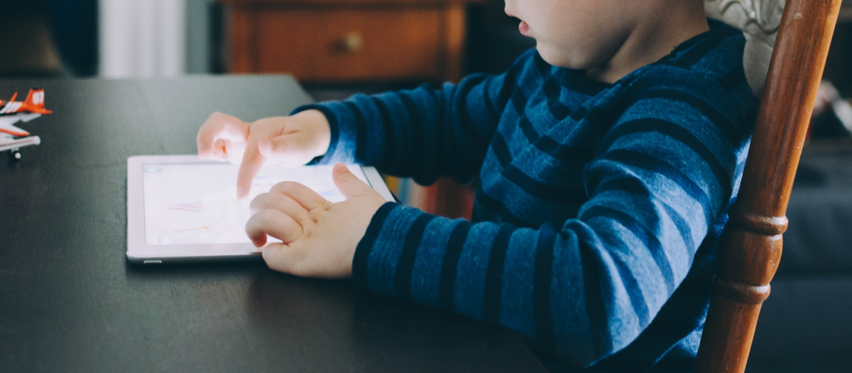 Niño mirando una tablet