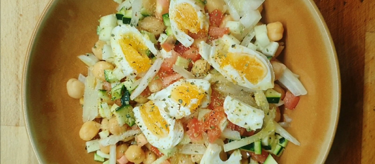 Ensalada de garbanzos y verduras & especias con vinagreta