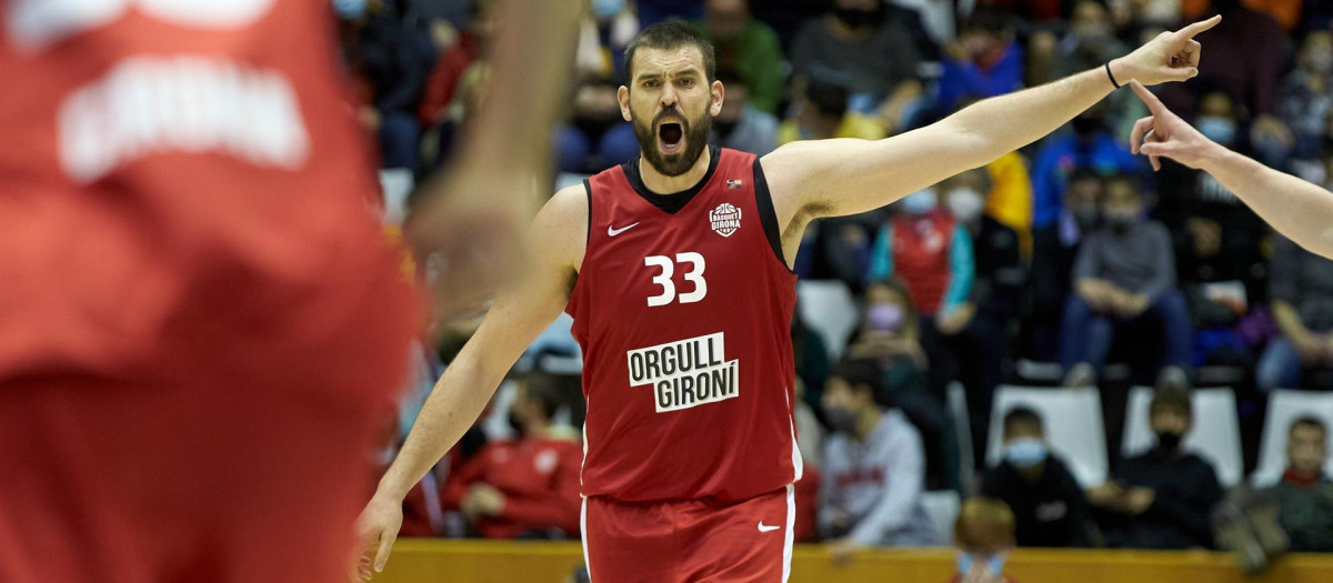 El pívot internacional español Marc Gasol ha debutado con el Bàsquet Girona, en el encuentro de la décima jornada de la Liga LEB Oro contra el Levitec Huesca