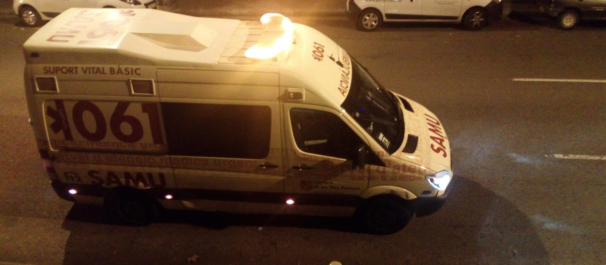 Ambulancia del SAMU 061 de Baleares durante un servicio de noche