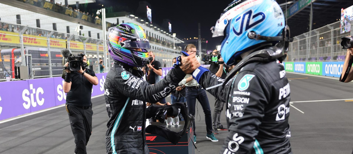 Lewis Hamilton celebra con su compañero de equipo, Valtteri Bottas, su 'pole position' en Jeddah