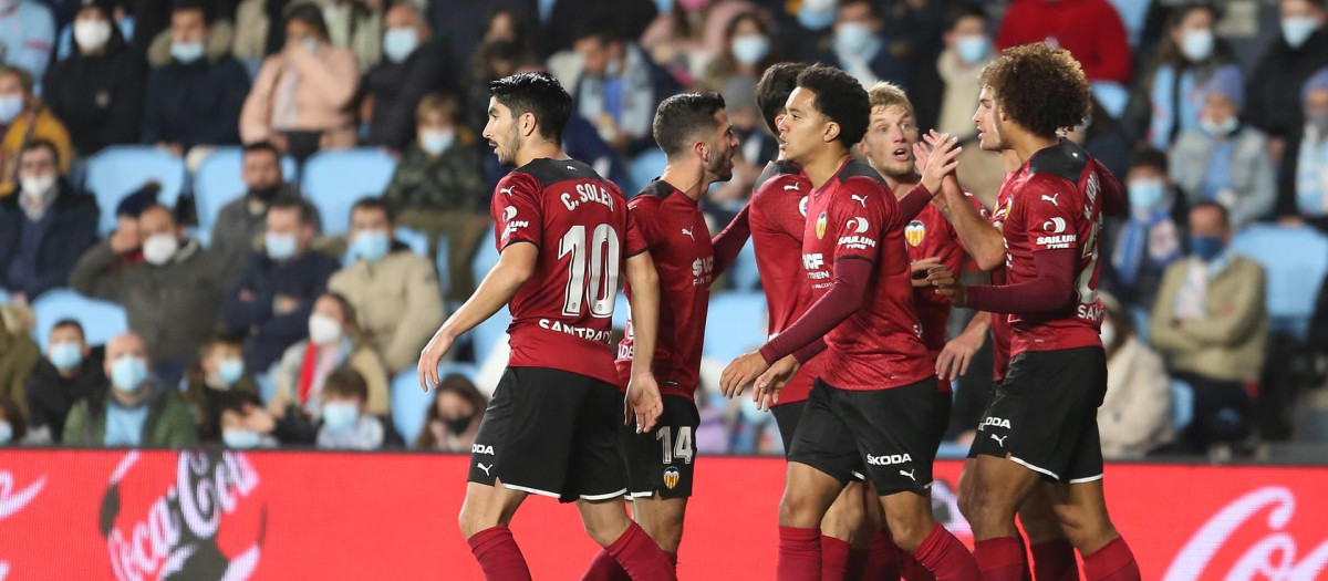 Los jugadores del Valencia celebran tras marcar ante el Celta