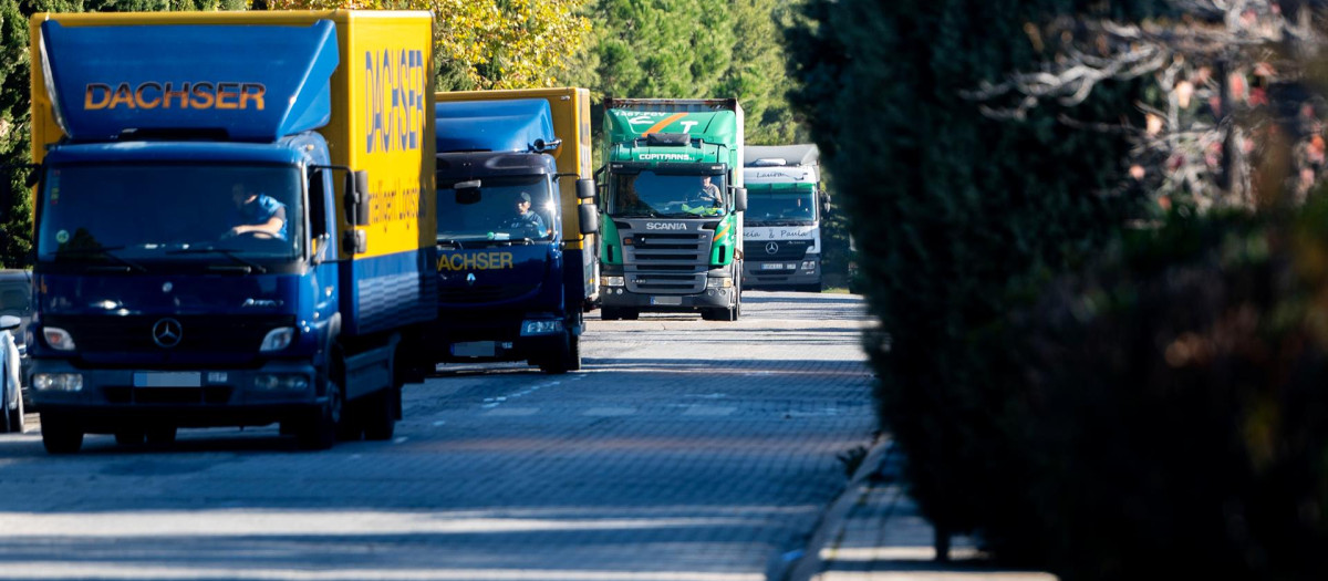 Varios camiones circulan por una carretera