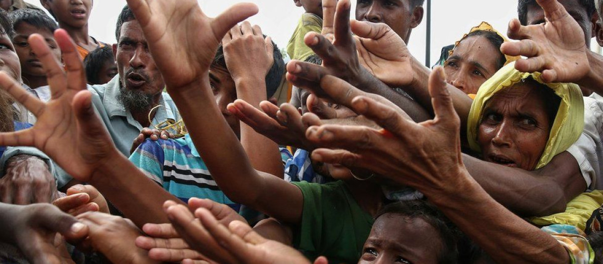 Refugiados rohinya tratan de llegar a Bangladesh durante el genocidio en Birmania, imagen de archivo