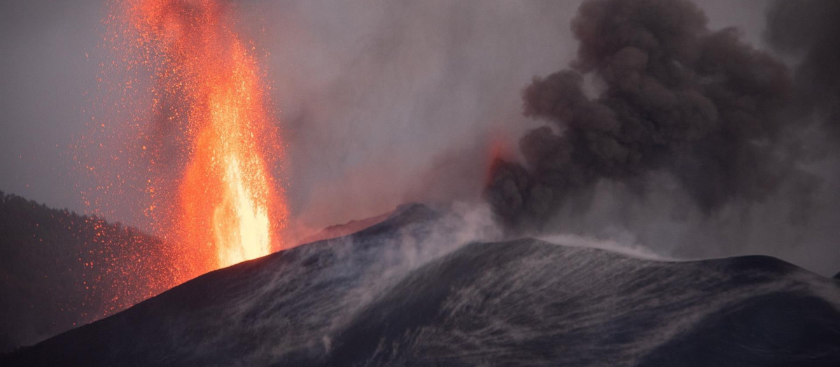 La nueva boca del volcán de Cumbre Vieja ha iniciado este miércoles una nueva fase explosiva