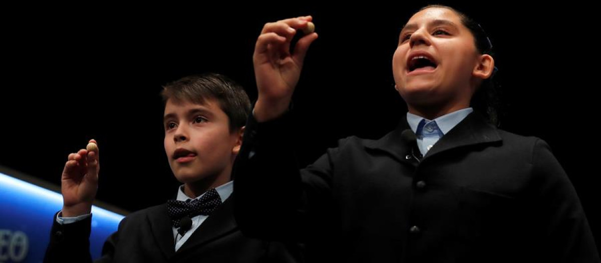 Los niños Nerea Pareja y Luis Alcides muestran las bolas del número agraciado con el segundo premio en 2019