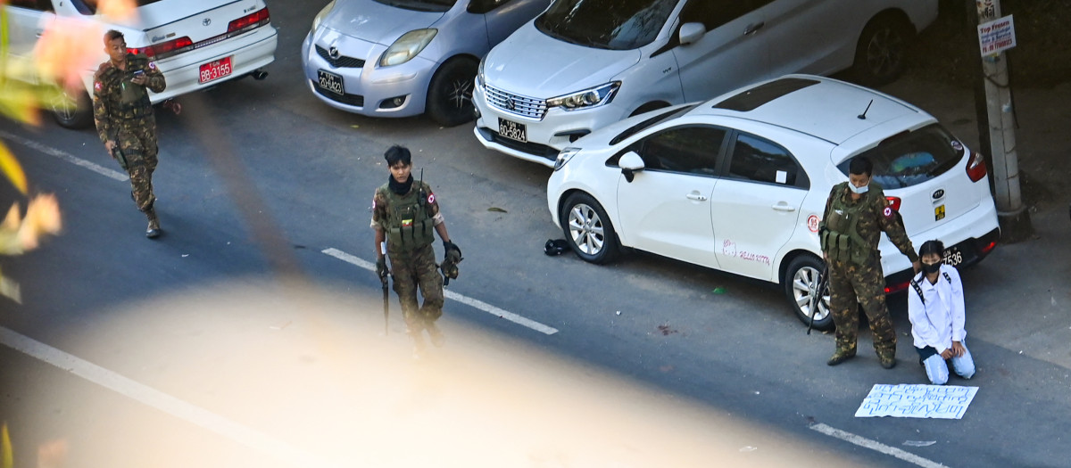 Represión en las calles de Birmania durante una protesta contra el golpe de estado