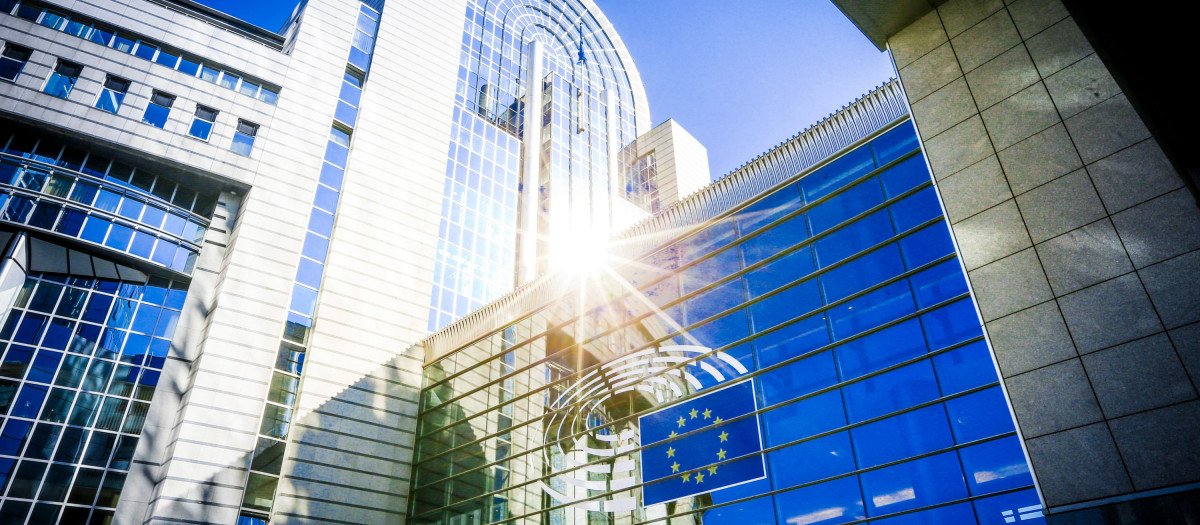 Fachada externa del Parlamento Europeo en Bruselas