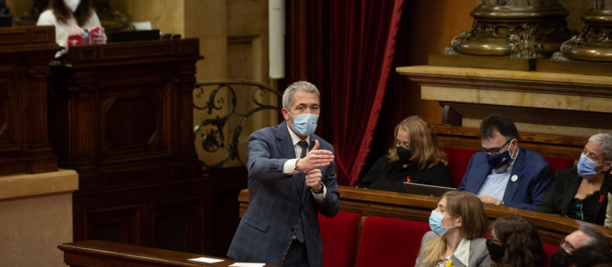 El consejero de Educación de la Generalitat visita Canet, pero ningunea a la familia acosada