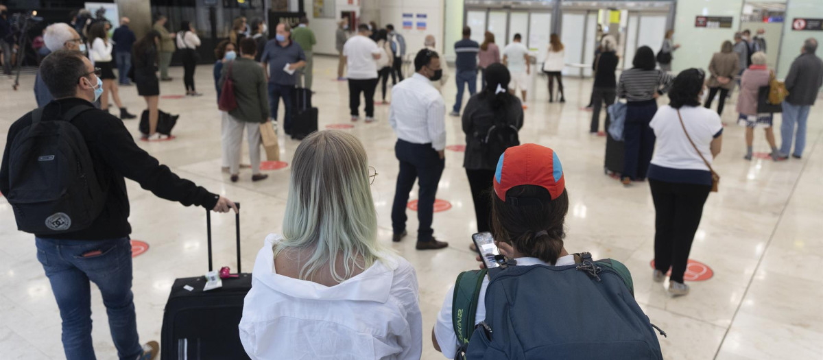 Familiares esperan en la Terminal T4 del Aeropuerto Adolfo Suárez Madrid - Barajas