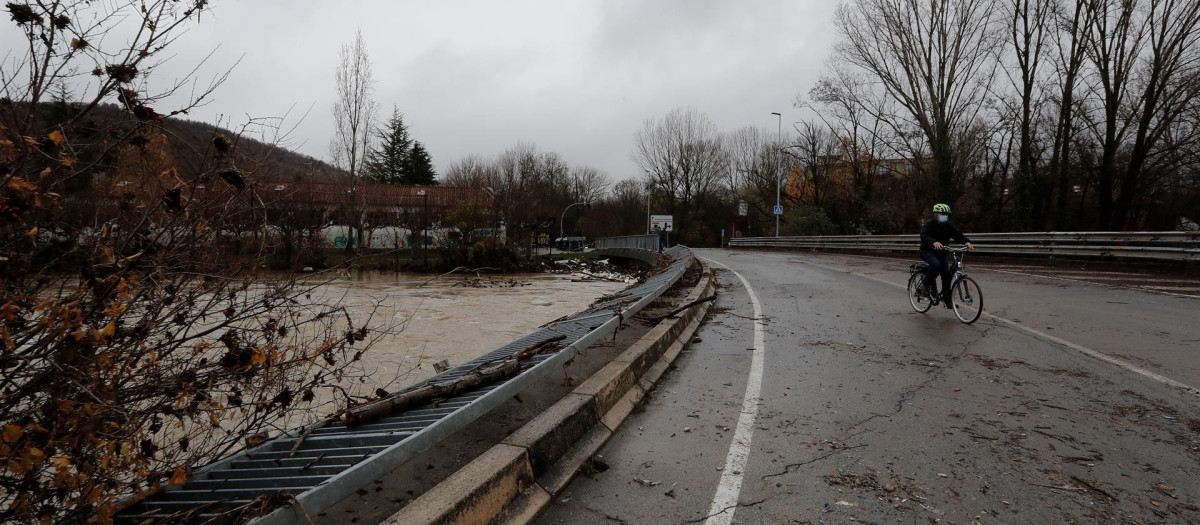 Vista del puente sobre el río Arga tras su desbordamiento a la altura de Villava