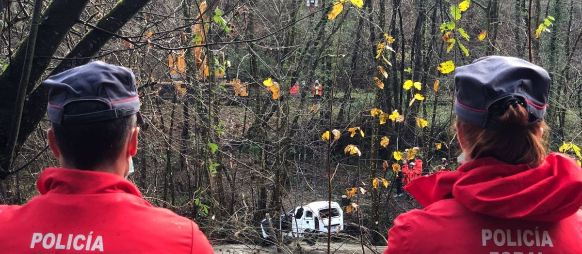 Dos agentes de la Policía Foral observan el vehículo donde se encontraba el cuerpo sin vida del vecino desaparecido en Elizondo.
Este domingo ha sido rescatado el cuerpo de la segunda víctima mortal del temporal de lluvia en Navarra, el vecino de Elizondo desaparecido el viernes cuando se dirigía a su puesto de trabajo en Lesaka