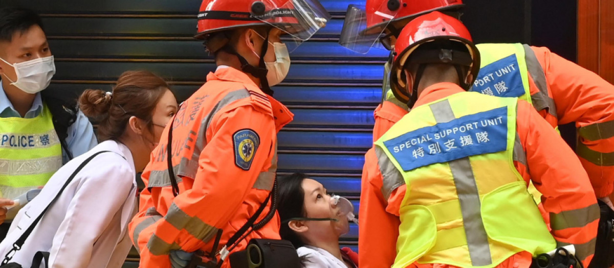 Un espectacular incendio deja atrapadas a más de 300 personas en un rascacielos de Hong Kong
