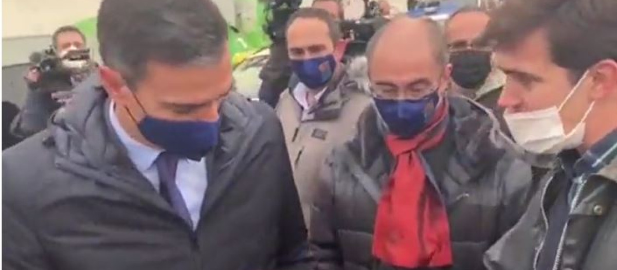 Ramón Celma (PP) le entrega unas botas de agua a Pedro Sánchez en Zaragoza
