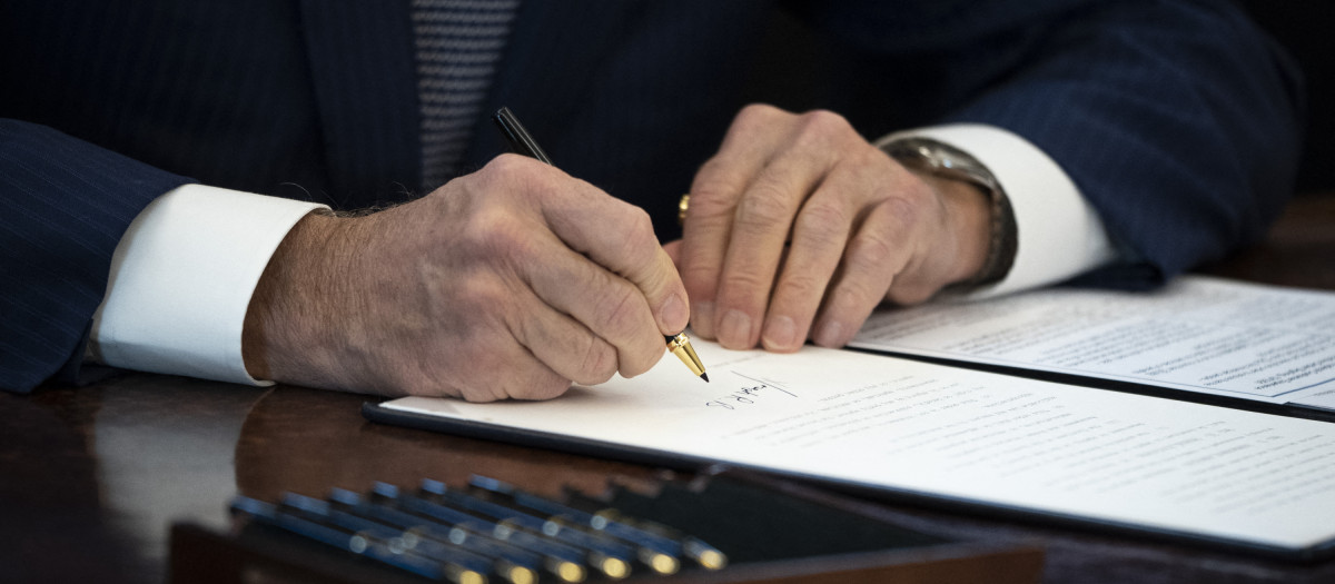 El presidente de Estados Unidos Joe Bien firmando nueva legislación, foto de archivo