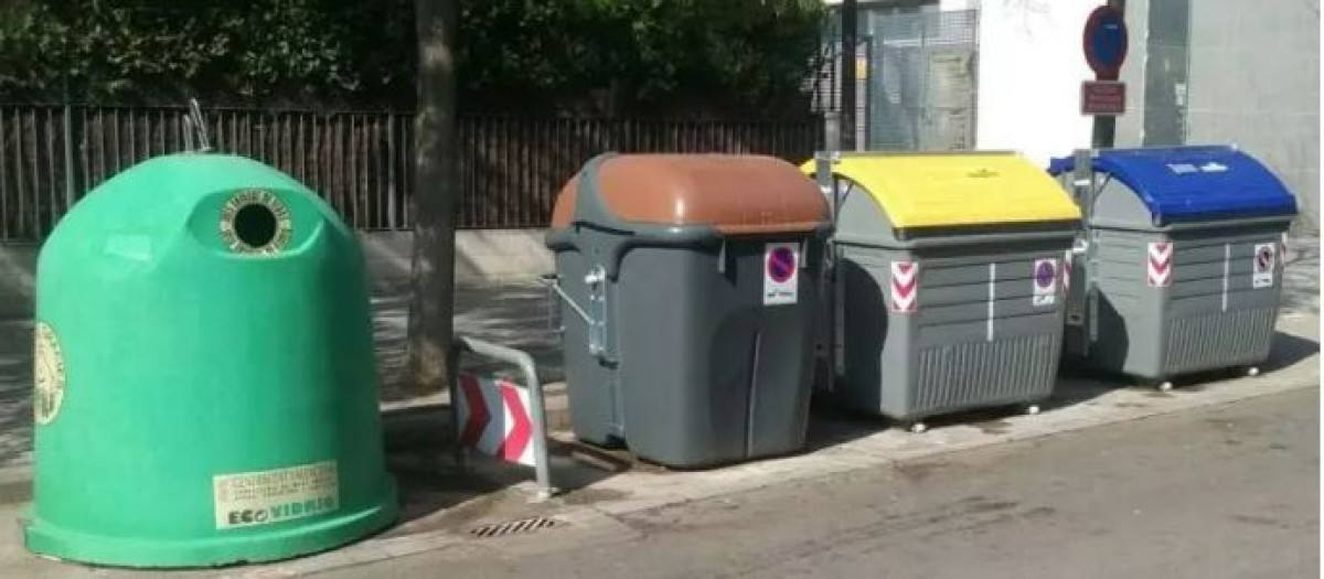 Unos contenedores de basura en una calle de Valencia