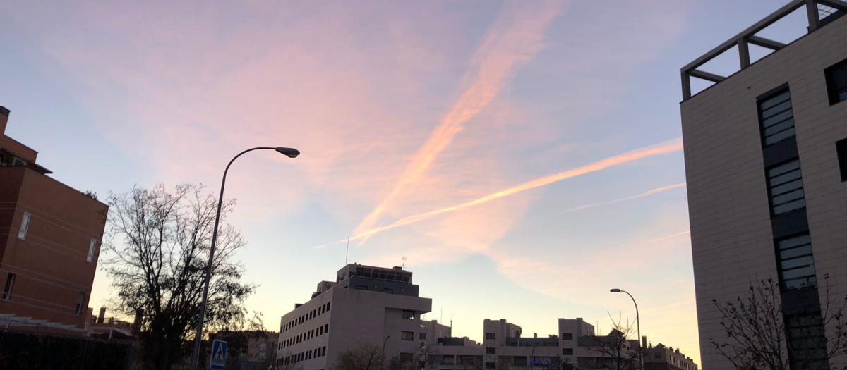 Estelas de condensación en el cielo de Madrid