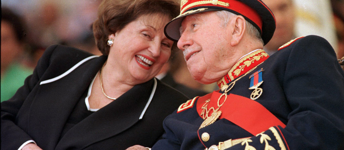 Lucía Hiriart y Augusto Pinochet