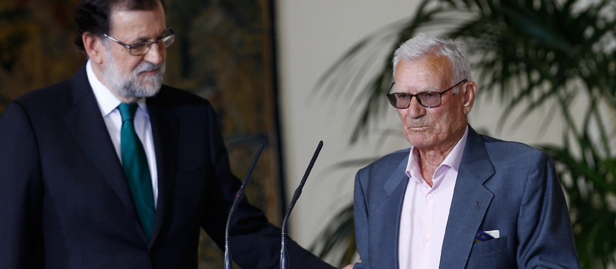 El presidente del Gobierno, Mariano Rajoy, entrega la Medalla de Oro al Mérito en el Trabajo al histórico sindicalista de CCOO Joaquín Navarro Fernández