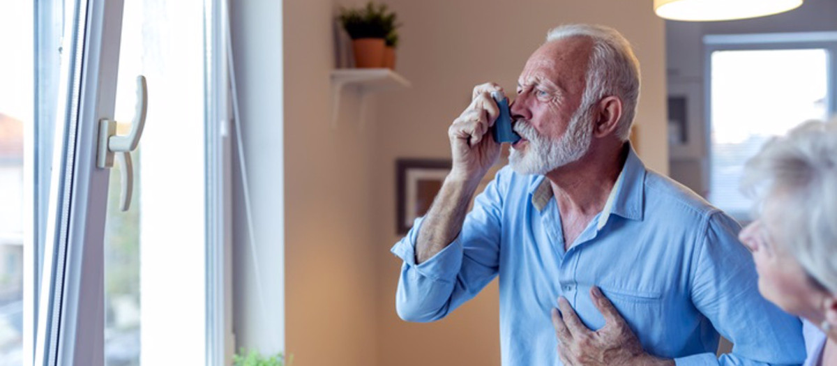 Un hombre utilizando un inhalador