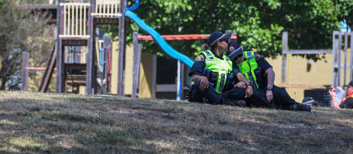 Miembros del cuerpo policial de Tasmania reaccionan a la triste noticia