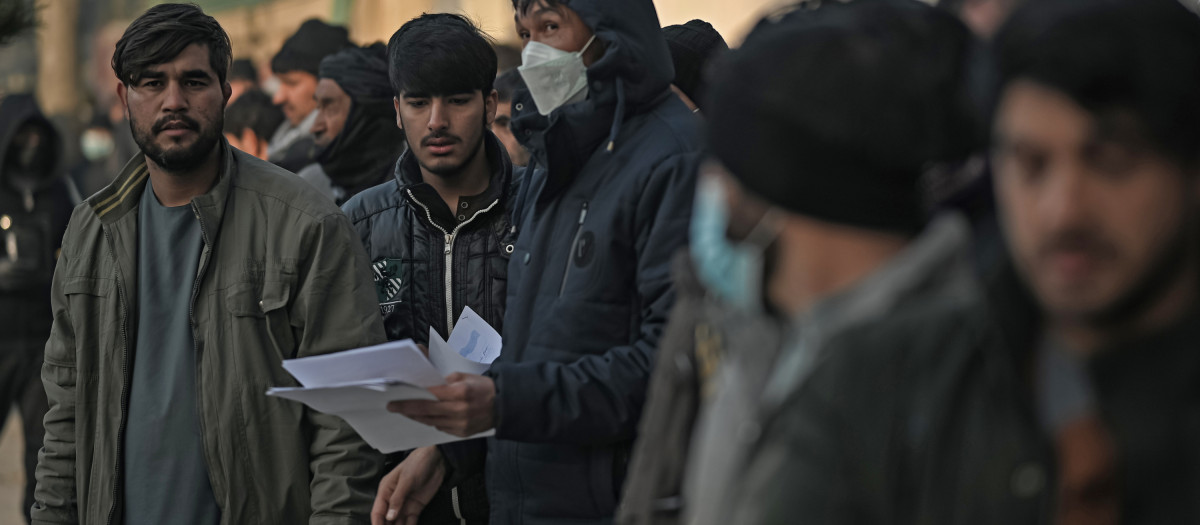 Afganos esperando la cola para obtener el pasaporte en Kabul